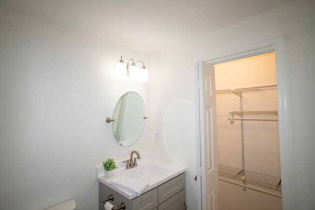 Building Photo - Charming East Nashville Home