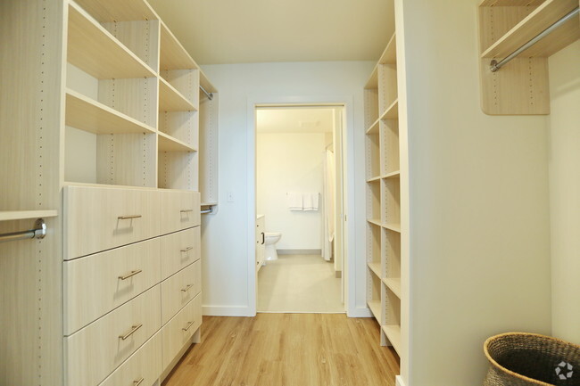 1BR, 1BA + Den - 850 SF - Mera
