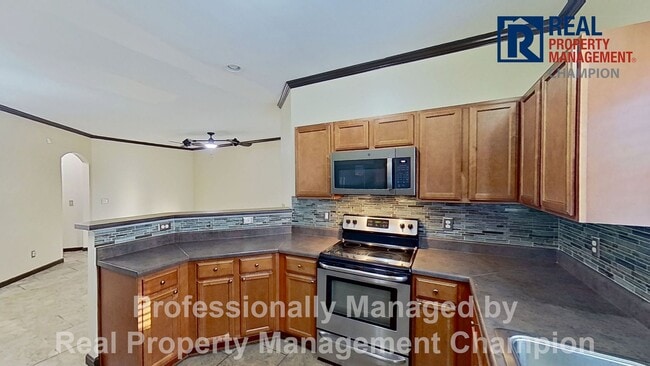 Building Photo - Beautiful Two Story Townhome with Lots of Storage!!