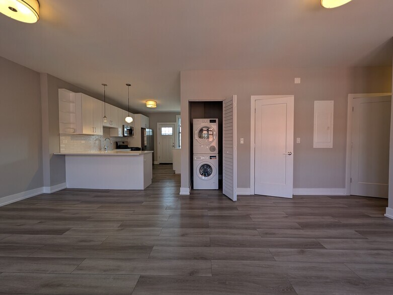 Building Photo - 3935 N Janssen Ave