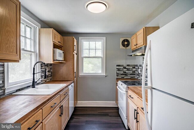 Building Photo - 38 Waverly Ave