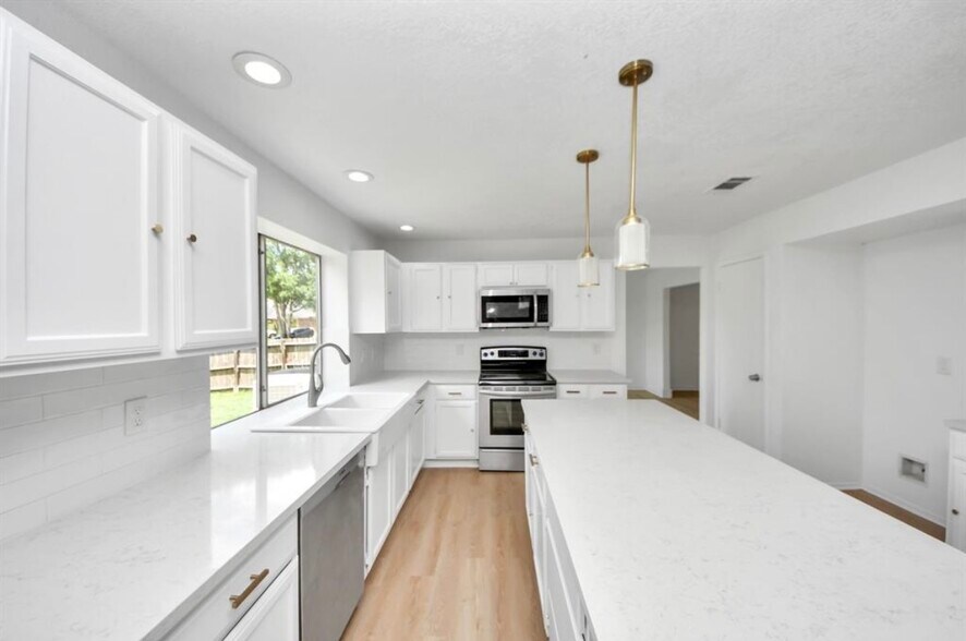 Building Photo - 3223 Deer Valley Dr