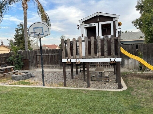 Building Photo - North West Bakersfield Home
