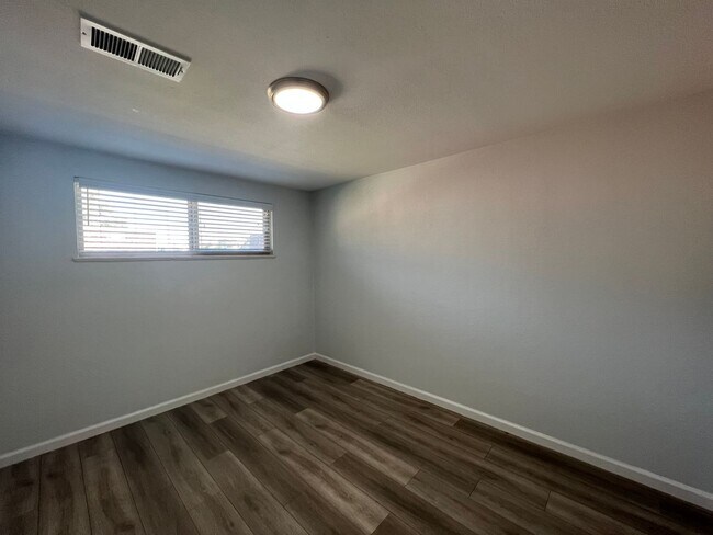 Building Photo - Beautifully Renovated 2 bedroom in Aurora! Right on the park and close to Stanley Marketplace!
