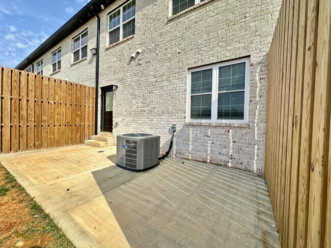 Building Photo - 1174 Meadowhill Ln