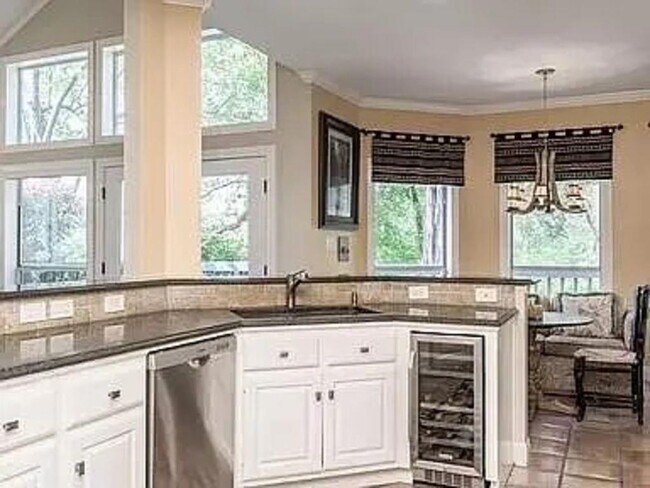 Building Photo - 5607 Courtyard Dr