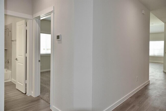 Building Photo - 358 Shoreview Dr