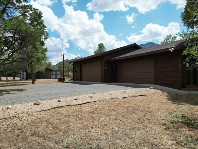 Building Photo - Custom home on 3 acres in Williamson Valley
