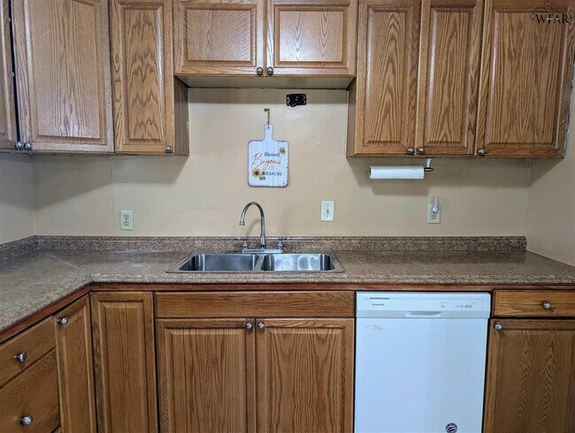 Building Photo - 2805 S Bandera Dr