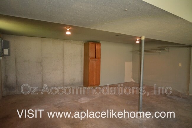 Building Photo - 8503 Sarah Ln