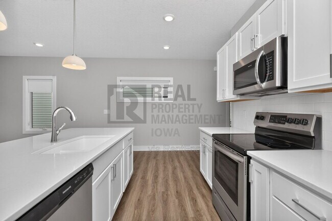 Building Photo - 5638 Fernwood Dr