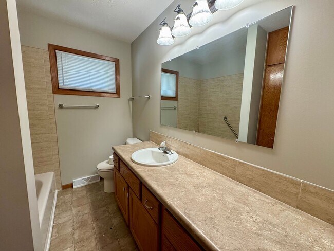 Building Photo - **DEPOSIT SPECIAL** 3 bedroom, 2 bath townhouse in COLLEGE VIEW