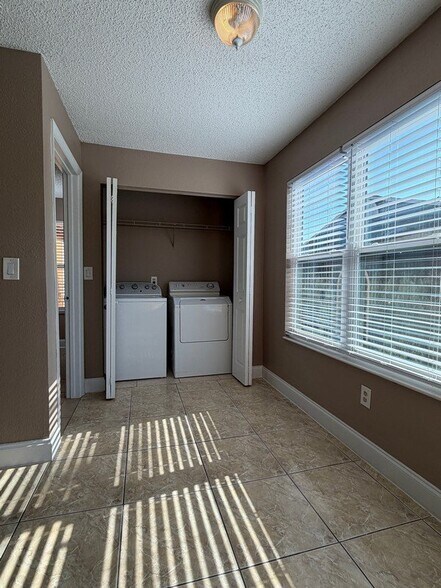 Building Photo - 4658 Commander Dr