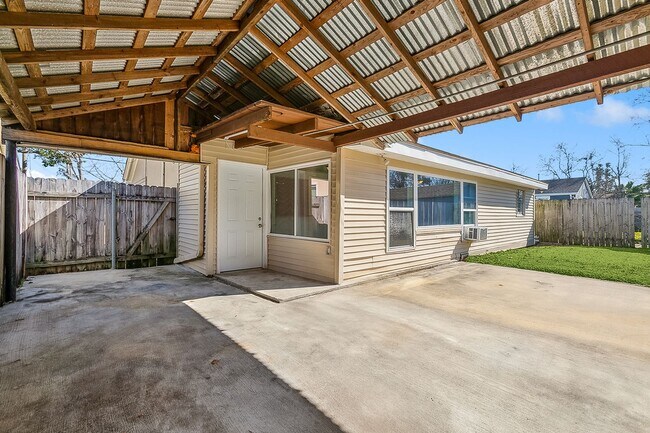 Building Photo - Better Price! Old Jefferson 3 Bedroom! Clo...