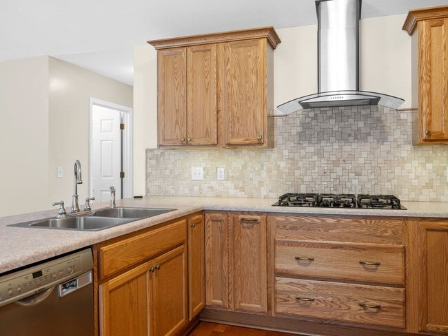 Building Photo - Charming Single-Level 3 BR, 2 BA Home with...