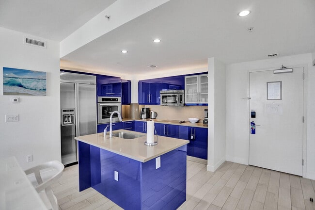 Building Photo - 3101 Bayshore Dr