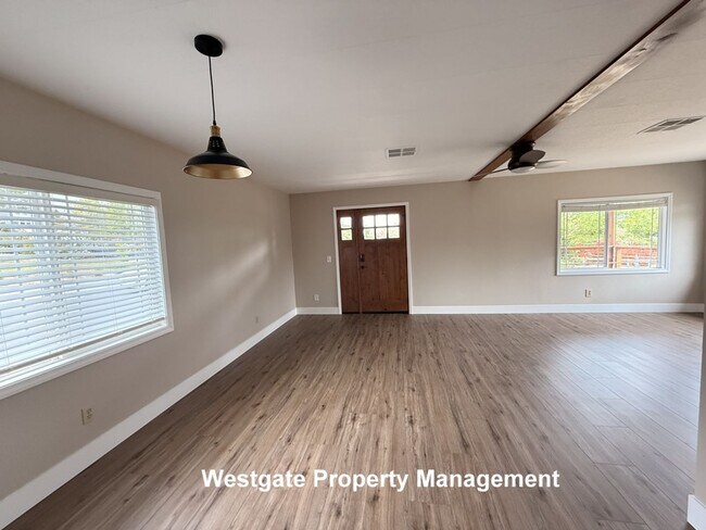 Building Photo - 985 Eastman Ln