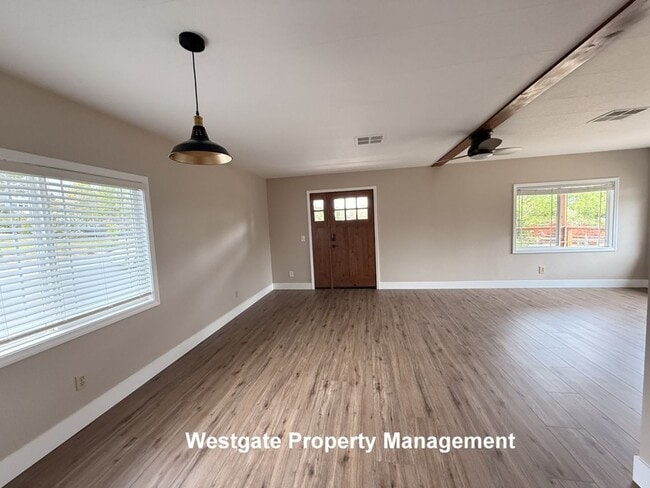 Building Photo - Beautiful Modern 2/2 Country Home - 985 Eastman Lane