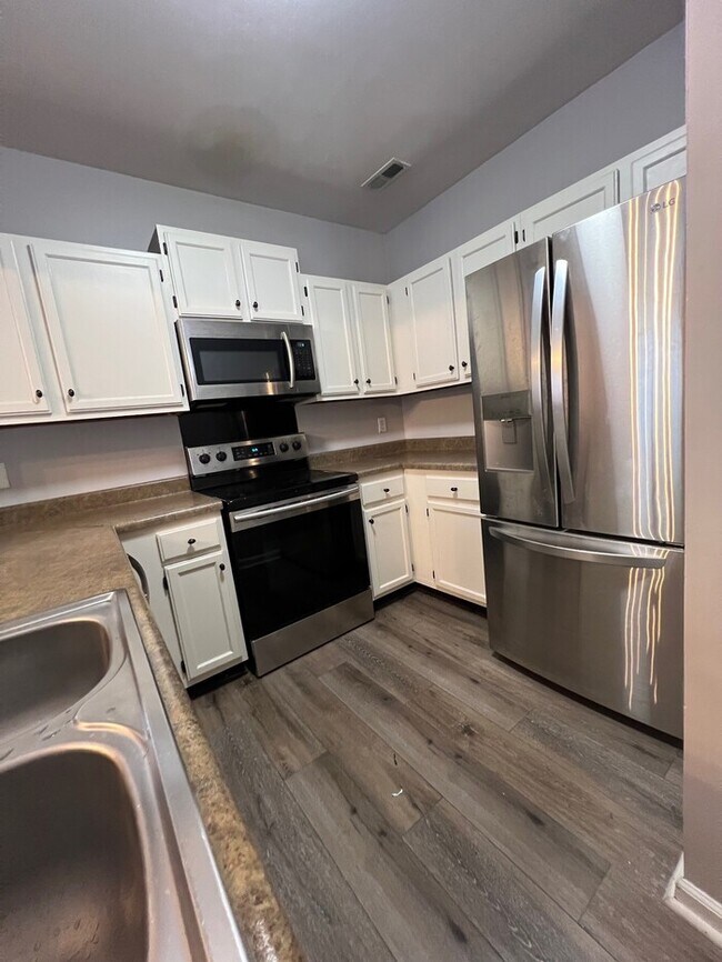 Building Photo - Charming 2-Bedroom in a Highly Sought-Afte...