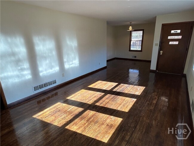 Building Photo - 190 Northcrest Dr