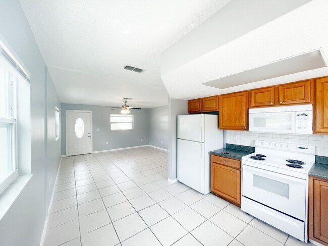 Building Photo - 2BED/1BATH Duplex COMING SOON!