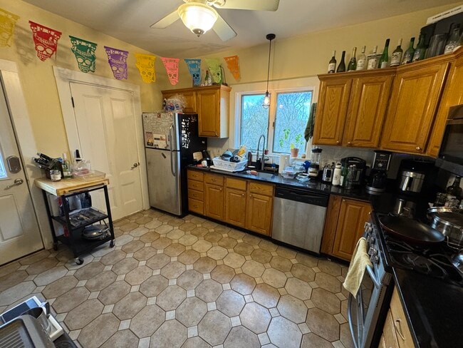 Building Photo - 176 Elm St