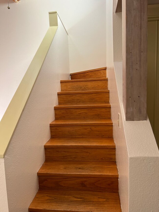 Building Photo - Sweet Townhome Next to Rail Yard