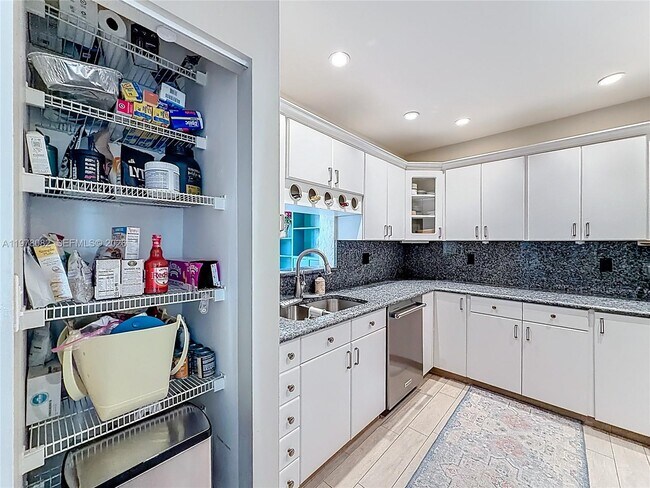 Building Photo - 2128 NE 9th Ave