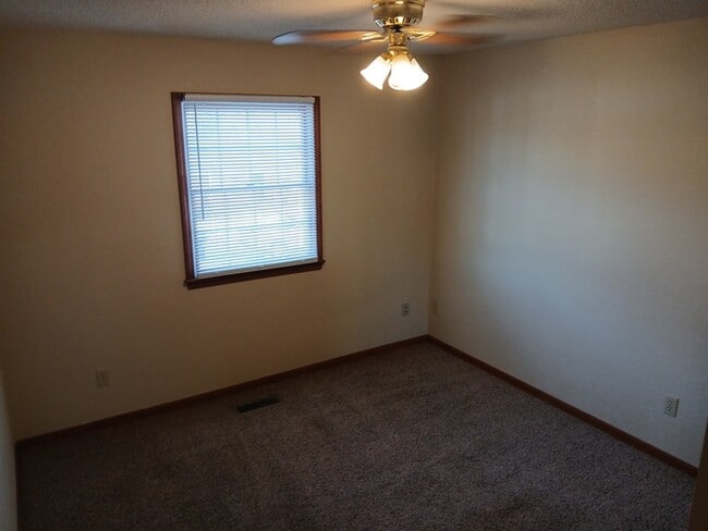 Building Photo - MOVE IN READY!!! 3 Bedroom, 2 Bath, 2 car Garage House For Rent