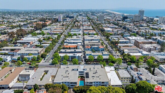 Building Photo - 521 Montana Ave