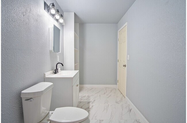 Building Photo - Convenient Home near Downtown's Heart