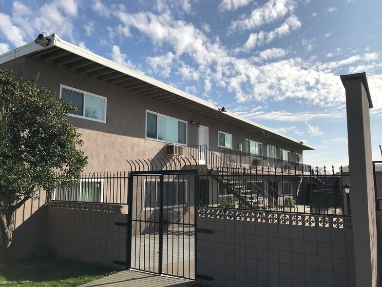 Building Photo - 5461 Kingsley St