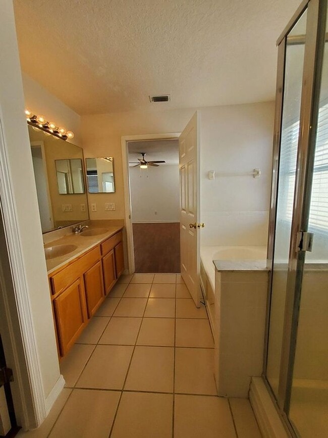 Building Photo - Available Now! Spacious 3 bedroom 2 bathroom home!!!