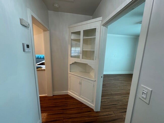 Building Photo - Custom one bedroom with large living room and much more!