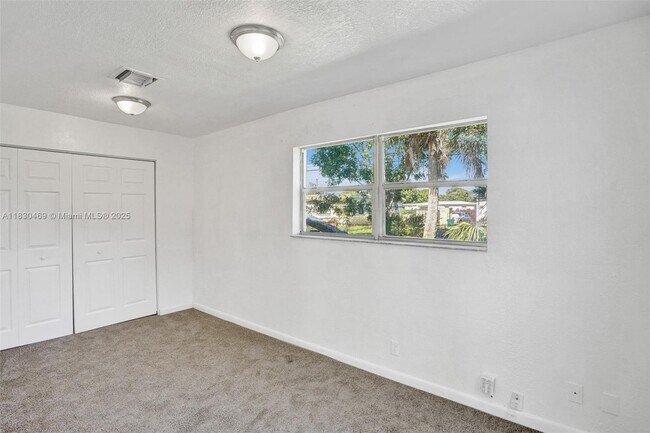 Building Photo - 3431 NW 5th Pl