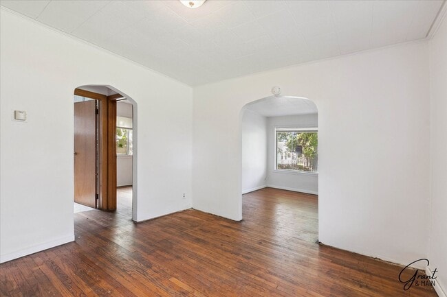 Building Photo - 3 bedroom - 1 bath  $1095/month