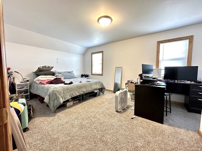 Building Photo - AVAILABLE JUNE - Remodeled 3 Bed 1.5 Bath Central Hillside Home