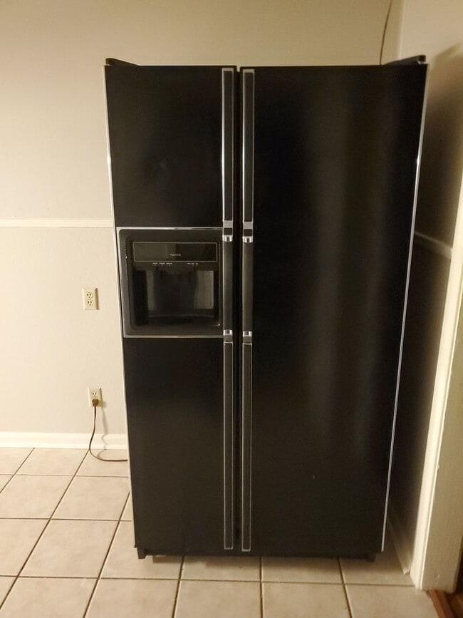 Building Photo - House for Lease -2505 Douglas