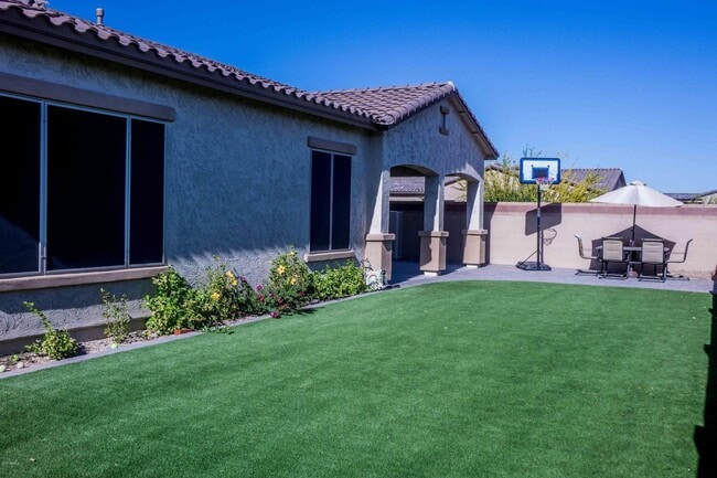 Building Photo - Gorgeous 4 Bed + den Single Level Home in gated community in North Peoria with RV Gate / BBQ!!