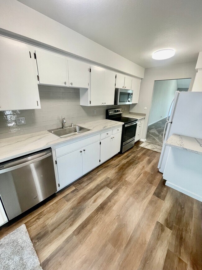 Building Photo - 204 Rockwood Dr