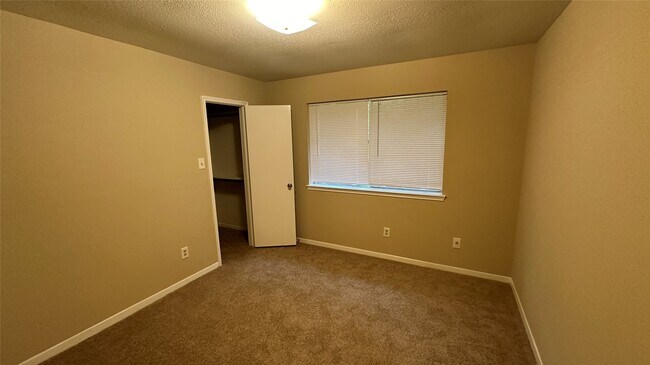 Building Photo - 13 N Deerfoot Cir