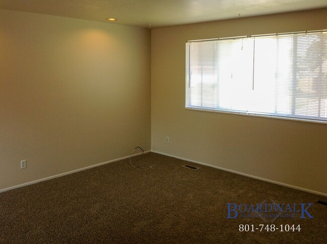 Building Photo - Exceptional Pet Friendly 5 Bedroom Home in...