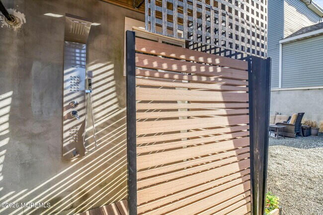 Building Photo - 10 Center St