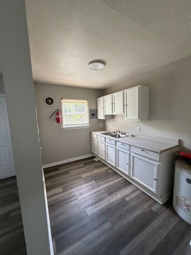 Building Photo - 3615 Glenwood Dr