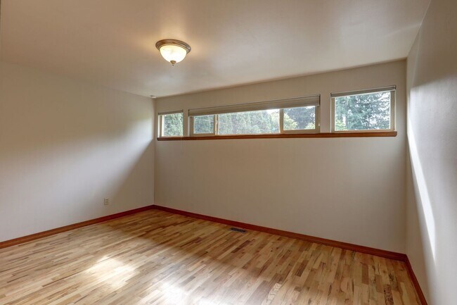 Building Photo - Welcome Home to Your Beautiful Oasis in En...