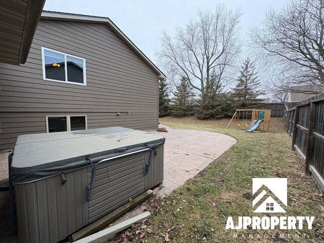 Building Photo - 5509 S Sarmar Ave