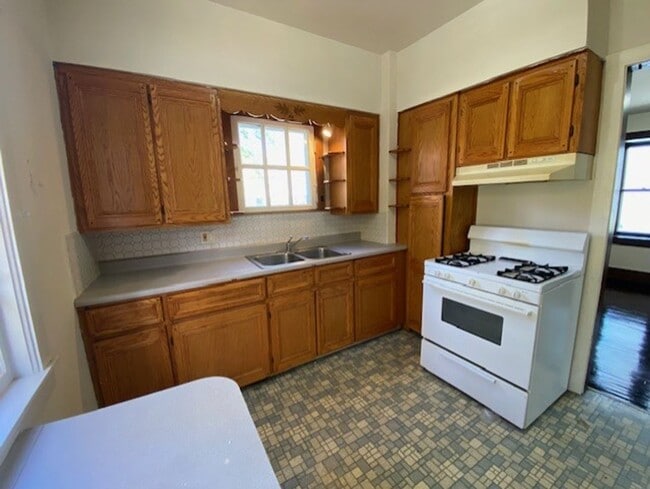 Building Photo - Big & Charming on a Corner Lot—6BR, Decora...