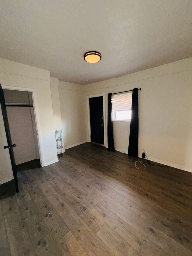 Building Photo - One Bedroom on Quiet Street w/ Parking
