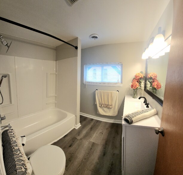 Building Photo - 726 Michigan St