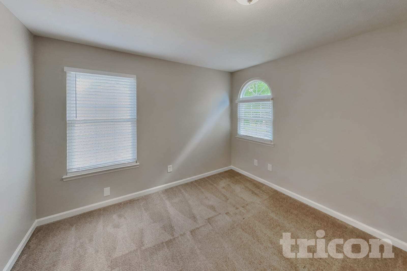 Building Photo - 2701 Riverbend Dr